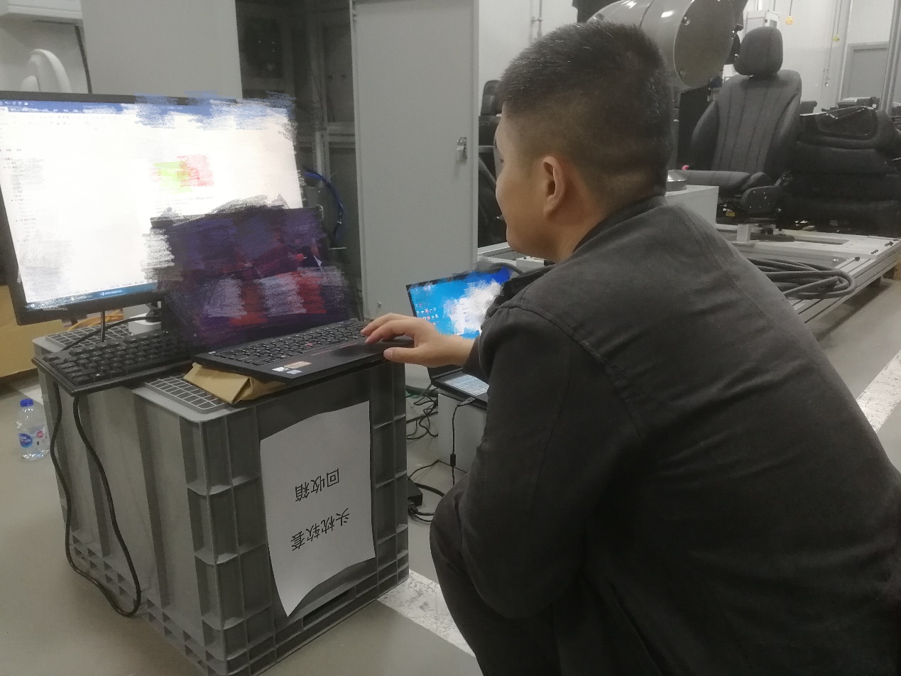 电脑前的人

中度可信度描述已自动生成