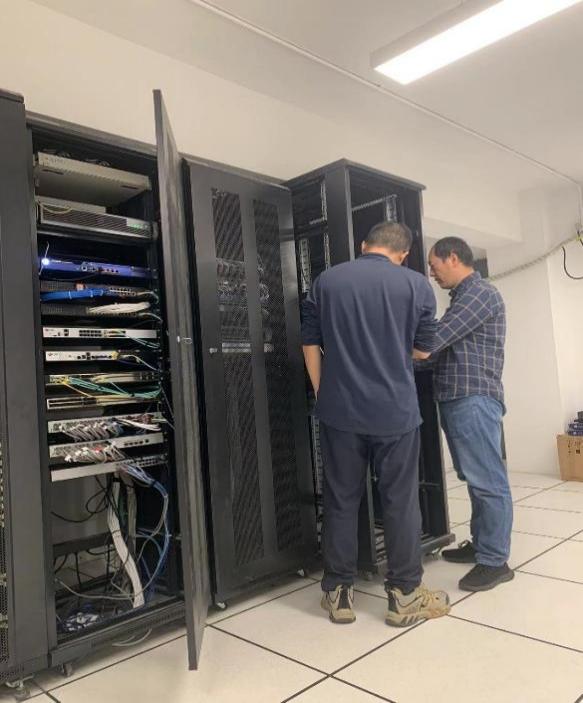 图片包含 室内, 站, 人, 男人

描述已自动生成