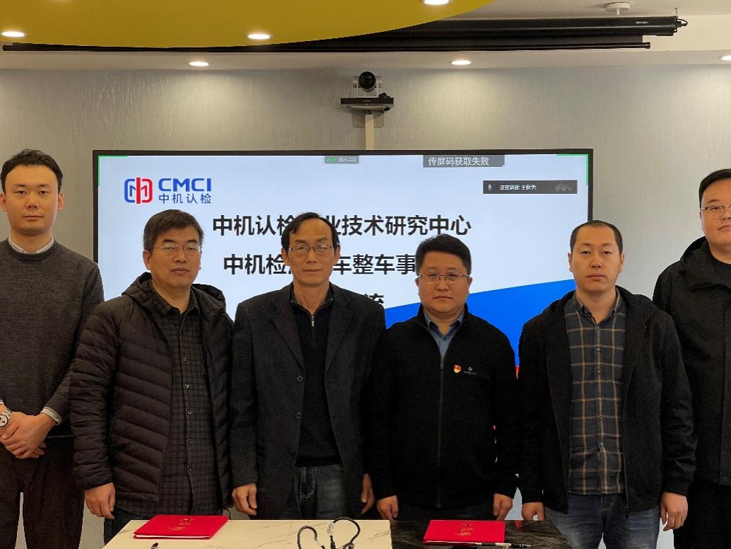 人们站在一起合影的一群人

描述已自动生成