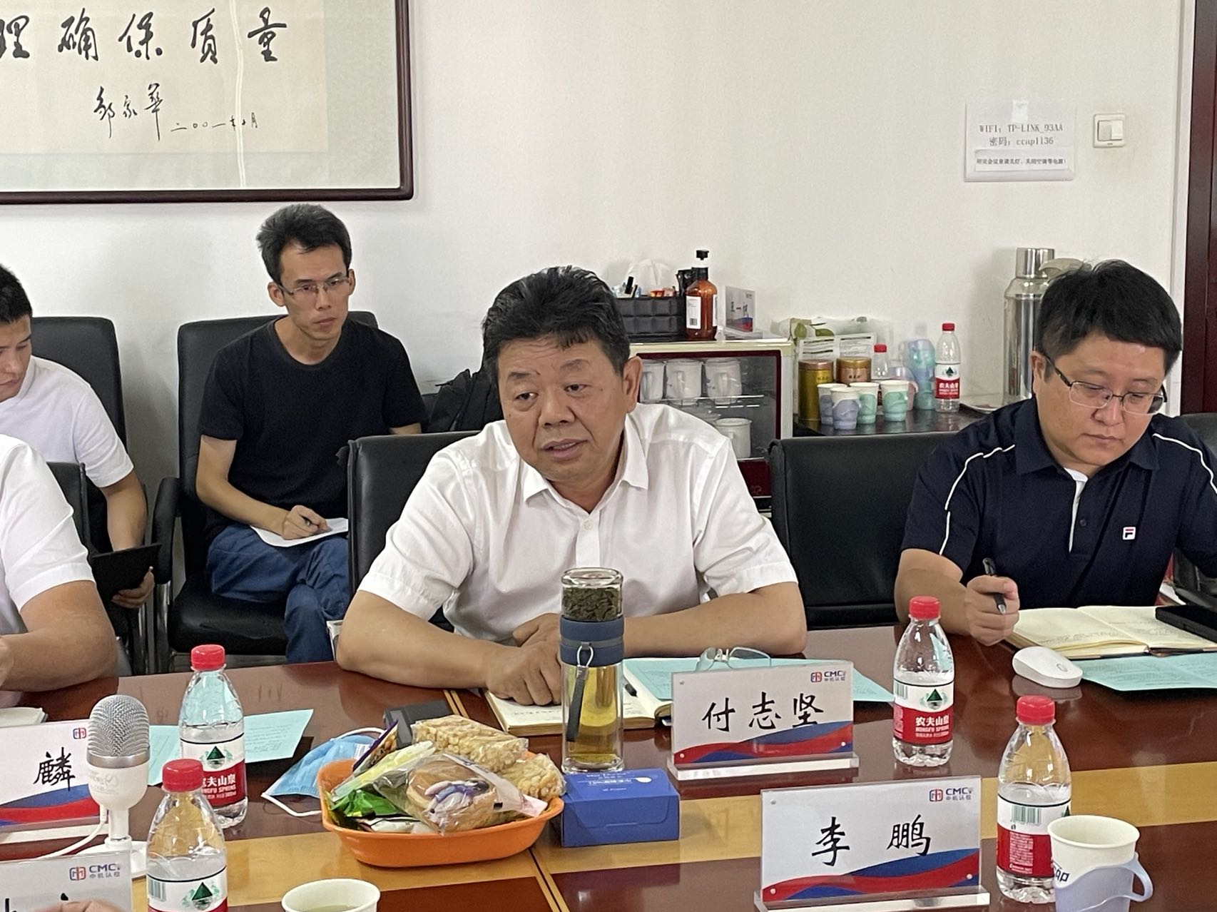 一群人坐在桌子前

描述已自动生成