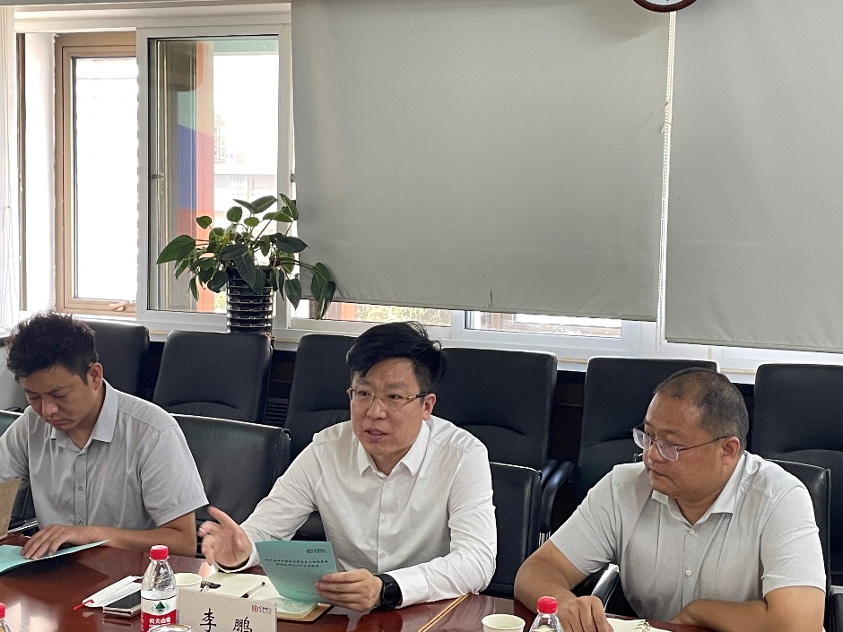 一群人正在用餐聊天

中度可信度描述已自动生成