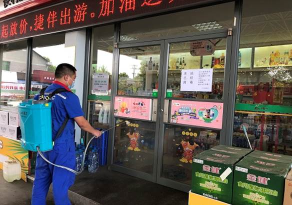 湖南石油第一时间安排向张家界运送防疫及民生物资,物资通过多种渠道顺利送抵。自7月下旬以来,张家界石油一边落实地方防疫政策,一边抓好民生保供,全市近50座加油站全部营业,40余座易捷便利店商品供应不打烊,全线抗疫保民生,全力以赴助力打赢疫情防控阻击战。